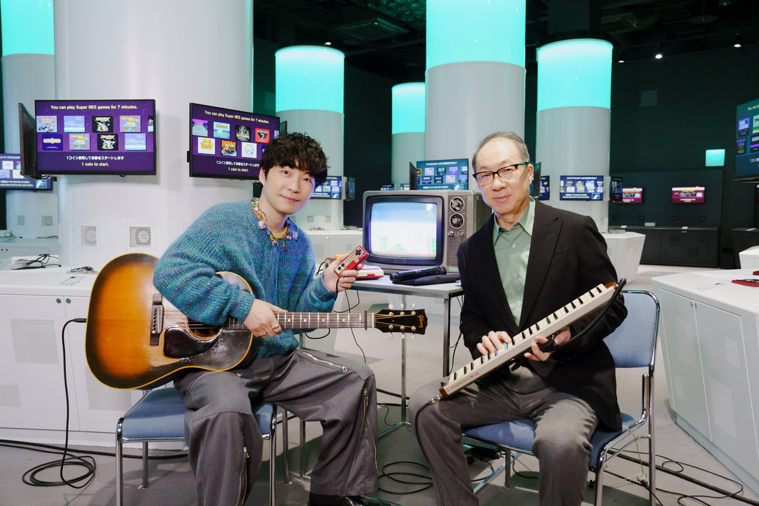 Koji Kondo, mélodica en main, aux côtés d'un guitariste dans un studio Nintendo