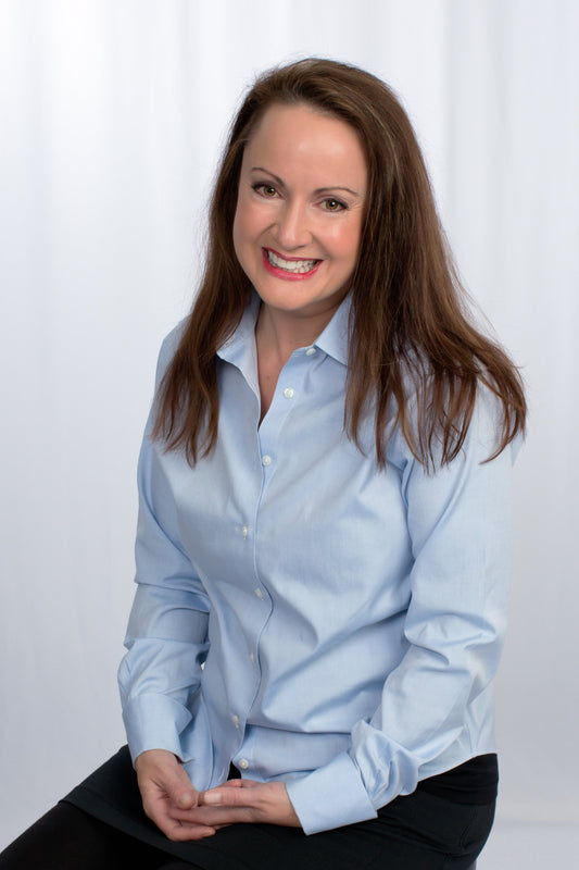 Portrait de Samantha Kelly, voix de la Princesse Peach pendant dix-huit ans, en chemise bleu clair